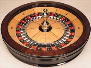 Single zero roulette wheel.